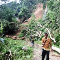 Tebing Longsor di Desa Gunungmanik 